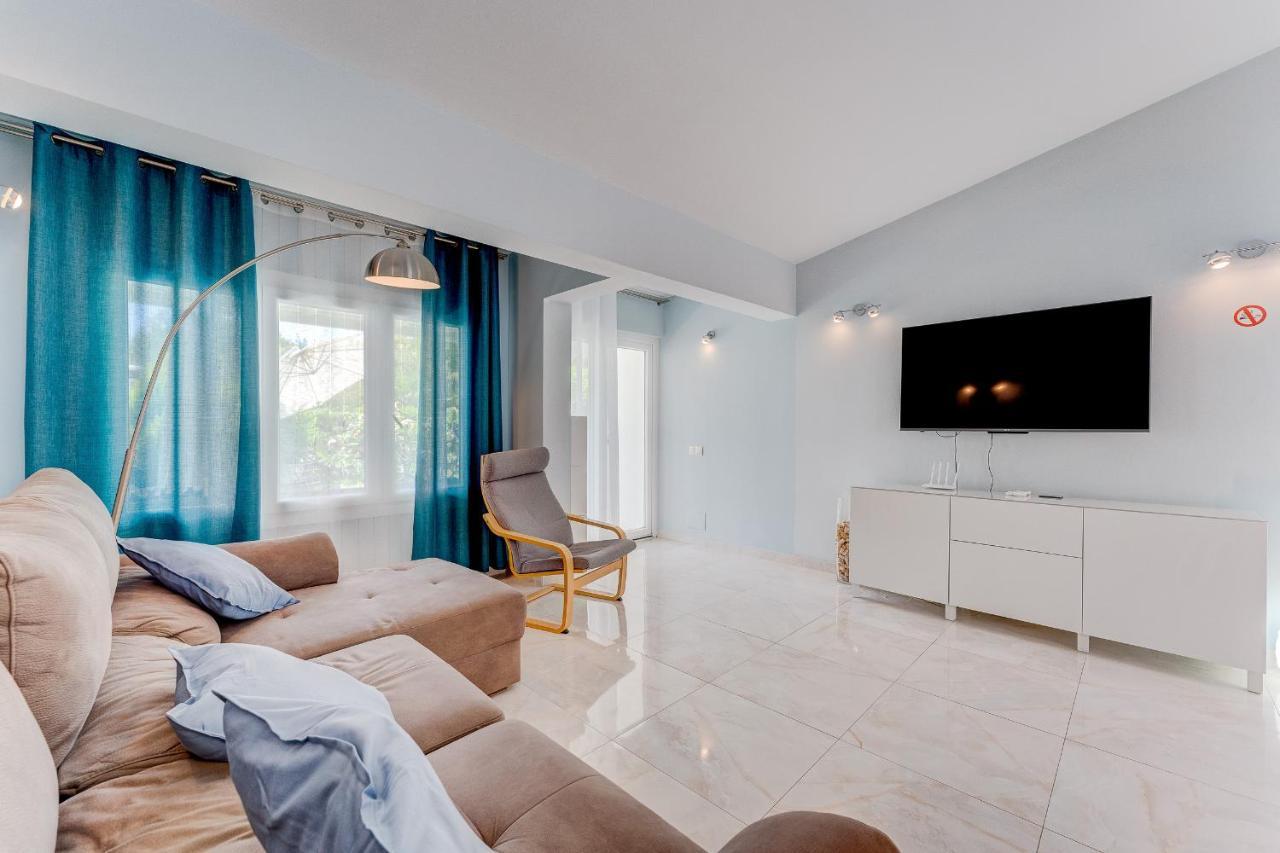 Beautiful Bungalow In Island Village 아데제 외부 사진