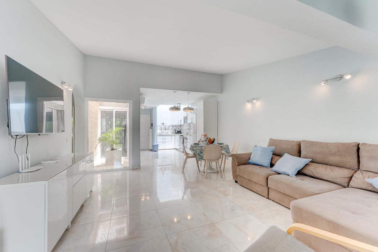 Beautiful Bungalow In Island Village 아데제 외부 사진