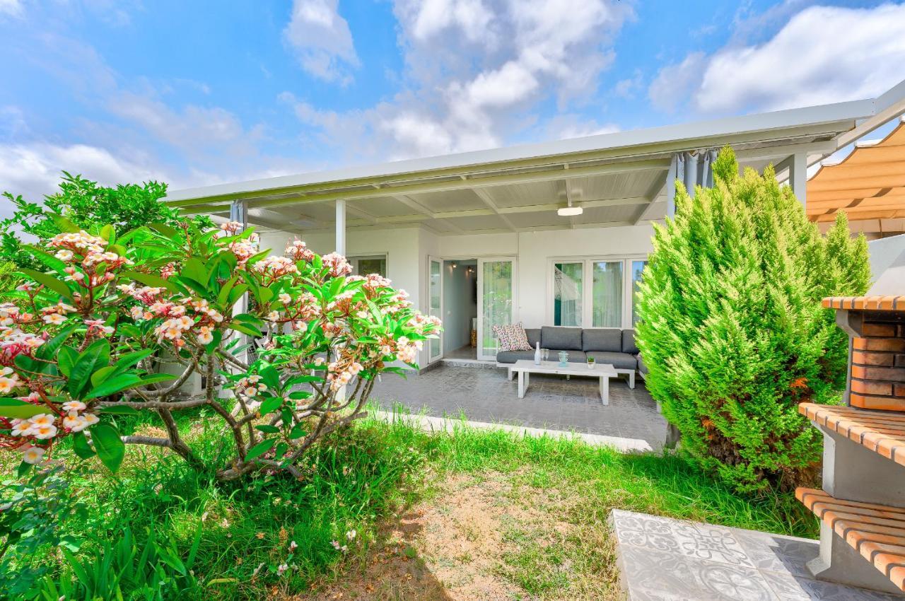 Beautiful Bungalow In Island Village 아데제 외부 사진