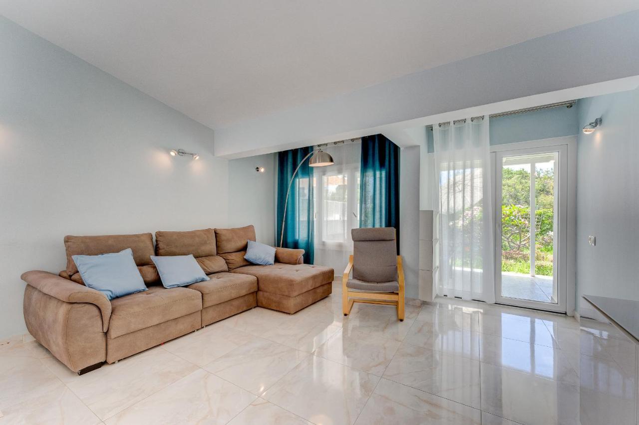 Beautiful Bungalow In Island Village 아데제 외부 사진
