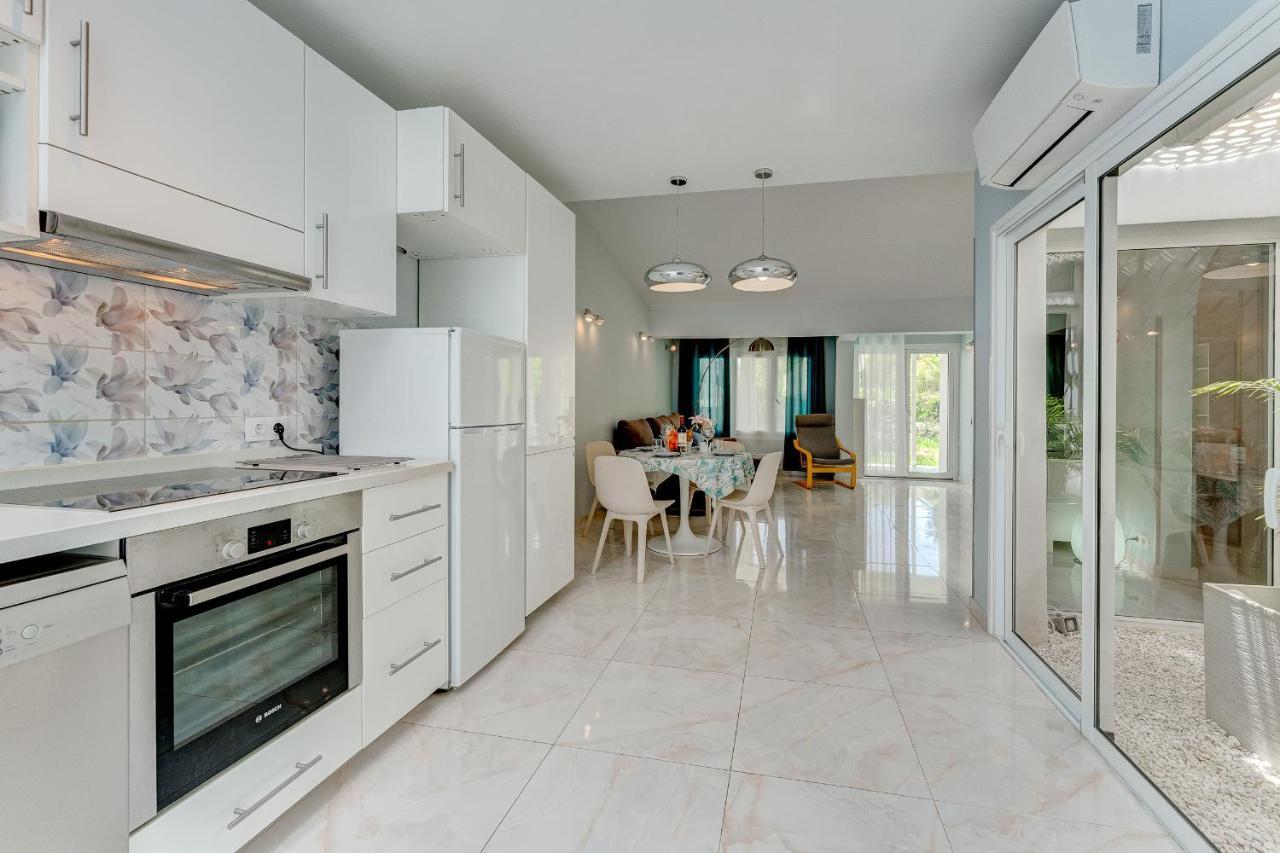 Beautiful Bungalow In Island Village 아데제 외부 사진